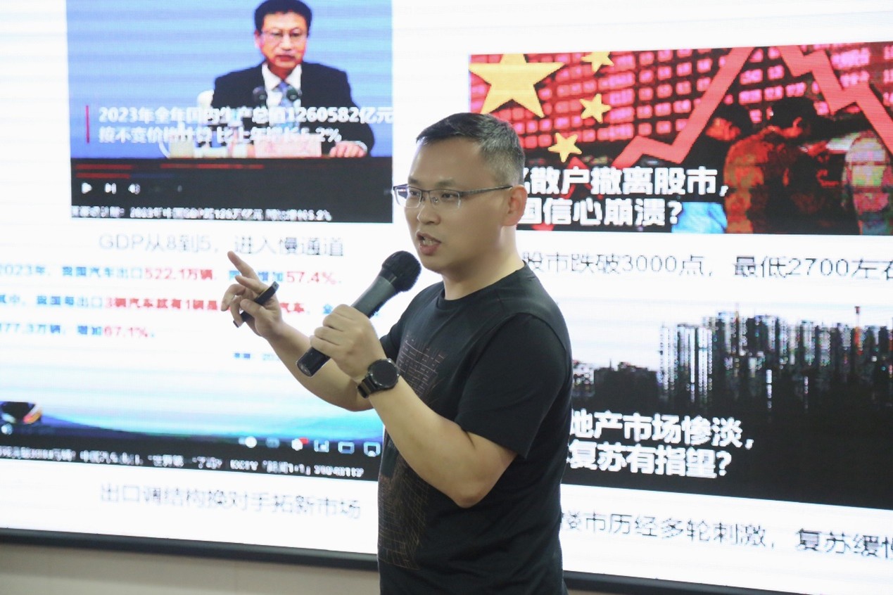 2024年2月2日，廣東云科國際供應(yīng)鏈管理有限公司（簡稱：云科國際）2024年度新春年會(huì)暨2023年度總結(jié)表彰大會(huì)在廣州順利召開，云科國際管理班子、各職能部門負(fù)責(zé)人、事業(yè)部合伙人等與公司員工齊聚一堂，以“新變局下的重生之路”為主題展開探討，并一起回顧了2023年工作情況，基于當(dāng)前宏觀政策及市場形勢，進(jìn)行2024年重點(diǎn)工作部署。